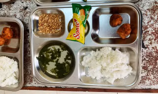 Công an vào cuộc vụ khay cơm có muối lạc, 2 miếng thịt viên