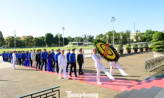 Đại biểu dự Đại hội Đoàn toàn quốc lần thứ XIII báo công dâng Bác