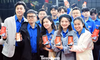 Đội ngũ y, bác sĩ trẻ của Bệnh viện Đa khoa tỉnh Quảng Nam khám bệnh cho người dân. Ảnh: P.V