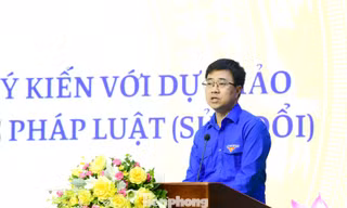 Bạn trẻ vào vai thẩm phán, luật sư tranh tụng tại tòa