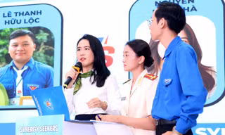 Người trẻ tranh luận việc học tiếng Anh trong kỷ nguyên bùng nổ của trí tuệ nhân tạo