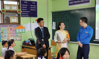 Bí thư Trung ương Đoàn thăm trường song ngữ Việt Nam - Lào Nguyễn Du