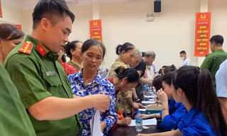 'Áo xanh' Thủ đô hỗ trợ thu nhận mẫu ADN thân nhân liệt sĩ