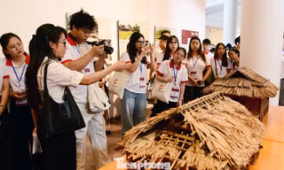Đại biểu Hành trình Đỏ tham quan Bảo tàng Dân tộc học Việt Nam