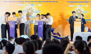 Học sinh tranh tài ghép từ, tạo câu tiếng Anh chinh phục học bổng