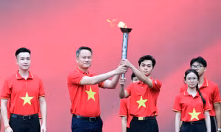 Anh Nguyễn Kim Quy - Bí thư Trung ương Đoàn, Chủ tịch Trung ương Hội LHTN Việt Nam (bên phải) trao kinh phí hỗ trợ thanh niên khuyết tật khởi nghiệp năm 2026 Ảnh: Xuân Tùng 