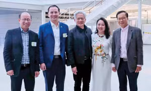 Tổng Lãnh sự Hoàng Anh Tuấn (bìa phải) cùng đoàn Petrovietnam trong cuộc gặp CEO NVIDIA Jensen Huang