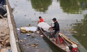 Xử phạt người đàn ông đổ gần 100 vỏ chai bia xuống sông tại Huế