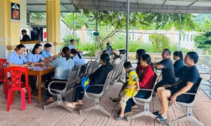Trạm Y tế xã Sơn Tây trong buổi thăm khám sức khoẻ cho người dân địa phương.
