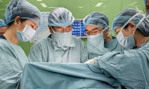 Giành giật sự sống cho bé gái sơ sinh mang u quái khổng lồ