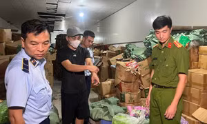 Hà Nội: Khởi tố chủ cơ sở sản xuất bánh, kẹo giả, 'đội lốt' hàng ngoại