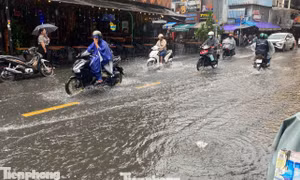 Mưa 'vàng' giải nhiệt gây ngập trên phố đi bộ ở trung tâm TPHCM