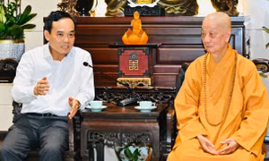 Bí thư Thành ủy TPHCM Trần Lưu Quang thăm, chúc mừng Đại lễ Phật đản 
