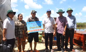 Cà Mau hỗ trợ khẩn cấp 96 gia đình bị hư hại nặng nhà cửa do dông lốc