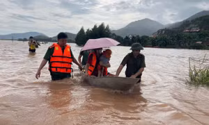 Kỷ lục chưa từng có của bão số 4 