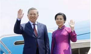 Tổng Bí thư, Chủ tịch nước Phu nhân cùng Phu nhân