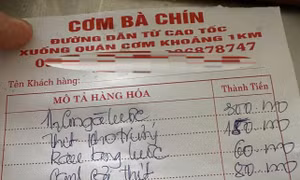 Ghé quán cơm bình dân, tài xế bức xúc vì nửa con gà giá 300.000 đồng