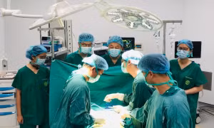 Ca mổ đầu tiên tại Bệnh viện Bạch Mai cơ sở Ninh Bình cứu người đàn ông nguy cơ liệt hai chân