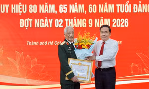 Chủ tịch Quốc hội trao tặng Huy hiệu Đảng cho đảng viên lão thành tại TPHCM