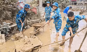 Chiến sĩ ra đa lội bùn giúp dân sau bão
