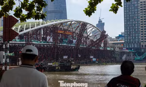 Rút sà lan và khung đỡ nghìn tấn sau khi hợp long cầu đi bộ qua sông Sài Gòn