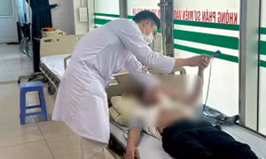 Nam shipper bất ngờ lao vào ô tô do say nắng khi đang đi giao hàng