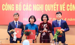 Thường trực HĐND thành phố Hà Nội công bố nghị quyết về công tác cán bộ 