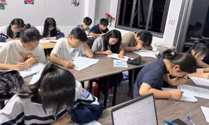 Học sinh học thêm đến đêm muộn tại một trung tâm luyện thi ở Tam Hưng (Hà Nội) 