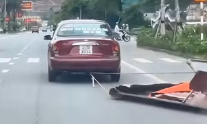 CLIP: Ô tô kéo lê mái tôn giữa đường ở Quảng Ninh