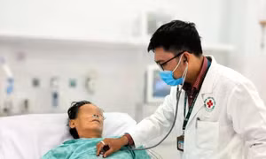 Ngừng tim giữa đường, người đàn ông được cứu sống nhờ bác sĩ tình cờ đi qua