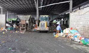 Thời điểm thanh tra, bãi chứa 1.000m² của nhà máy chưa làm nền bê tông.