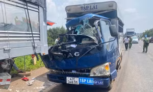 Xe tập lái va chạm ô tô tải đậu bên đường, giáo viên dạy lái tử vong