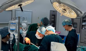 Bỏ qua mọi thủ tục, đưa nam thanh niên đa chấn thương lên bàn mổ sau 10 phút nhập viện