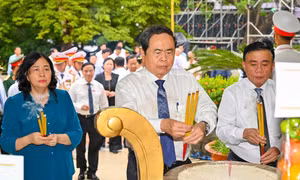 Chủ tịch Quốc hội dâng hương tưởng niệm các Anh hùng liệt sĩ và dự cầu truyền hình tại Công viên Lê Thị Riêng