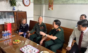 Đại tướng Phan Văn Giang thăm, tặng quà gia đình chính sách tại Lâm Đồng