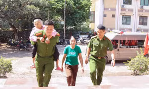Cõng mẹ liệt sĩ hơn 100 tuổi đi lấy mẫu ADN tìm lại tên con