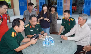 Cuộc gặp xúc động giữa Chính ủy Bộ Tư lệnh TPHCM với thân nhân liệt sĩ Huỳnh Văn Quên