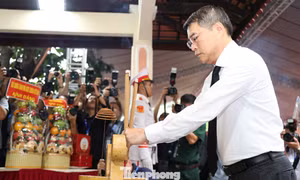Hình ảnh Thủ tướng dâng hoa, dâng hương tưởng niệm các anh hùng liệt sĩ tại Công viên Lê Thị Riêng