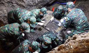 Cận cảnh rãnh mộ tập thể các liệt sĩ vừa khai quật tại Công viên Lê Thị Riêng 