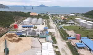 Lo ngại cháy nổ khi bãi gỗ dăm gần kho xăng dầu