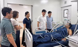 Bệnh viện Chợ Rẫy trong đêm cử bác sĩ hỗ trợ cứu nạn nhân vụ lật ca nô ở Phú Quốc