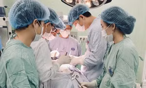 Chủ quan với khối u, người phụ nữ bị biến dạng vùng mặt cổ