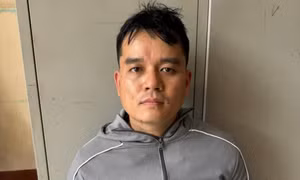 Nữ chủ tiệm vàng chống trả kẻ cướp đang tấn công bằng dao