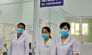 Nhân viên y tế Cà Mau tính chuyện giao hàng thuê để có tiền trang trải Tết 