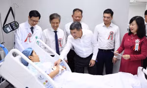 Thủ tướng hỏi thăm sức khoẻ bệnh nhân tại BV Hữu nghị Việt Đức.