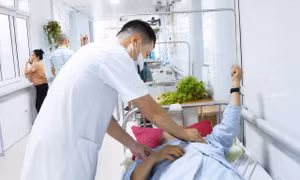 Đột quỵ trẻ hóa, bác sĩ cảnh báo 'thời gian vàng' cứu não