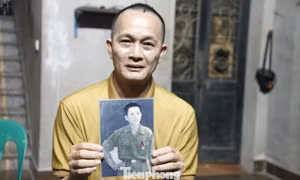 Vụ bà cụ 72 tuổi nhận ra bức ảnh chôn cùng liệt sĩ: Con trai liệt sĩ nghẹn ngào mong tìm được cha