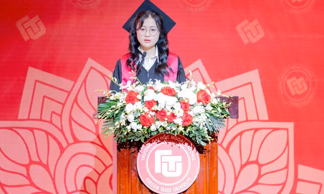 Thủ khoa Nguyễn Thị Kim Oanh: 'Chọn can đảm mỗi ngày, biến nỗi sợ thành bản lĩnh cống hiến' 