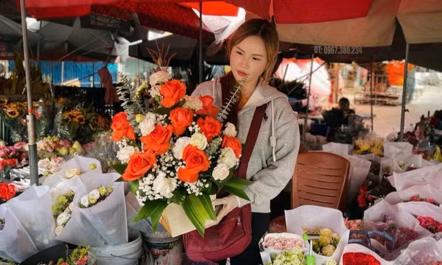 Giá mỗi lẵng hoa, giỏ hoa tại chợ hoa Quảng An giao động từ 150.000 đến 500.000 đồng.
