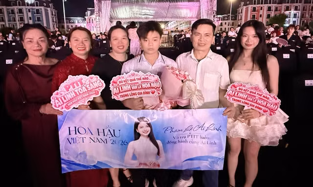 Nữ sinh PTIT lần đầu góp mặt tại Chung khảo Hoa hậu Việt Nam 2026, nhà trường và gia đình thuê xe đến cổ vũ 